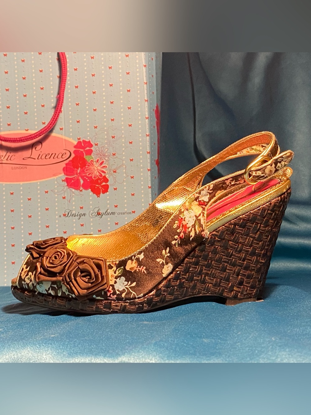 IC Poetic License,MISS CHINTZ,wedge sandal,floral/gold,rose appliqués,6.5 in box - Picture 3 of 13